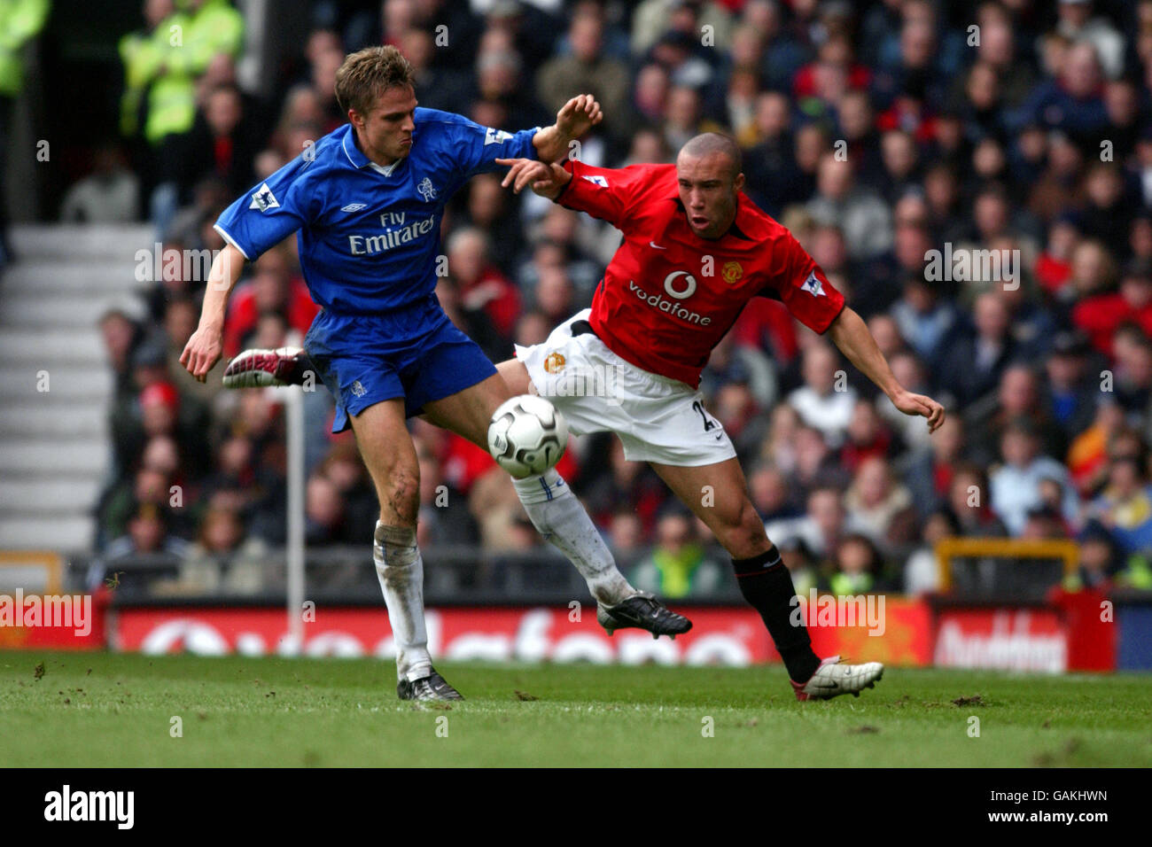 Soccer - FA Barclaycard Premiership - Manchester United contre Chelsea. l-r; Jesper Gronkjaer de Chelsea et Mikael Silvestre de Manchester United Banque D'Images