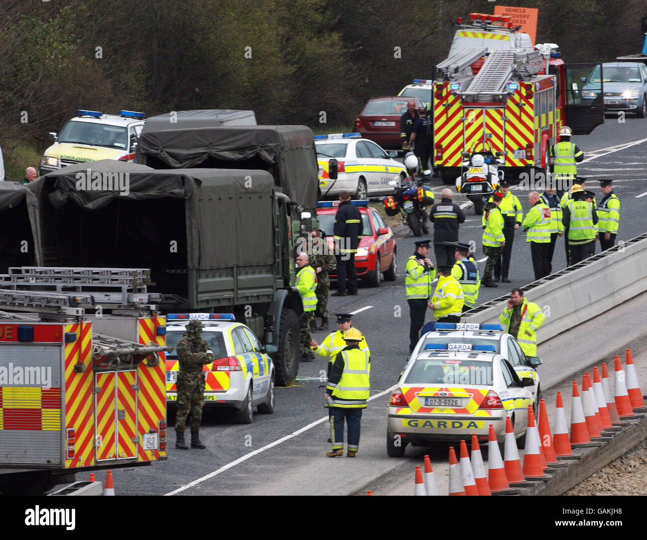 Deux camions militaires sont entrés en collision avec une voiture sur la chaussée en direction nord d'une autoroute très fréquentée à la périphérie de Dublin vers 10h50. Banque D'Images