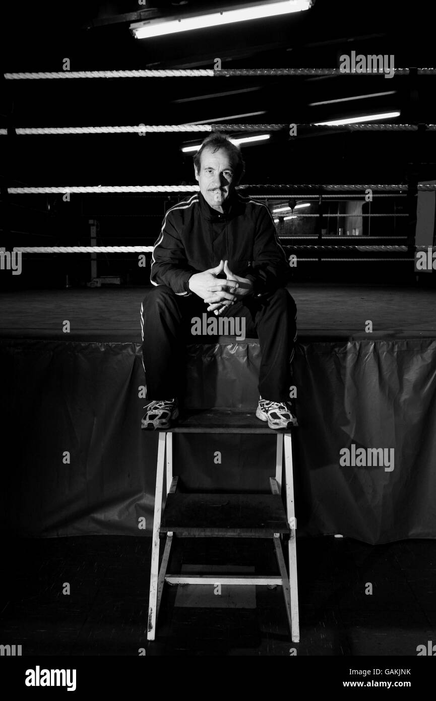 Boxe - Gavin Rees - Abercarn.Entraîneur de boxe Enzo Calzaghe pendant un exercice de médias à Enzo Calzaghe Boxe Gym, Abercarn. Banque D'Images