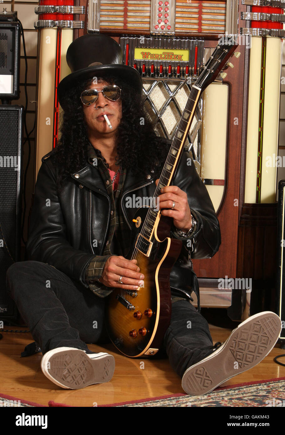 Slash participe au lancement de ses guitares Gibson et Epiphone SLASH les  Paul, édition limitée, aux studios Gibson Guitar, dans le centre de Londres  Photo Stock - Alamy