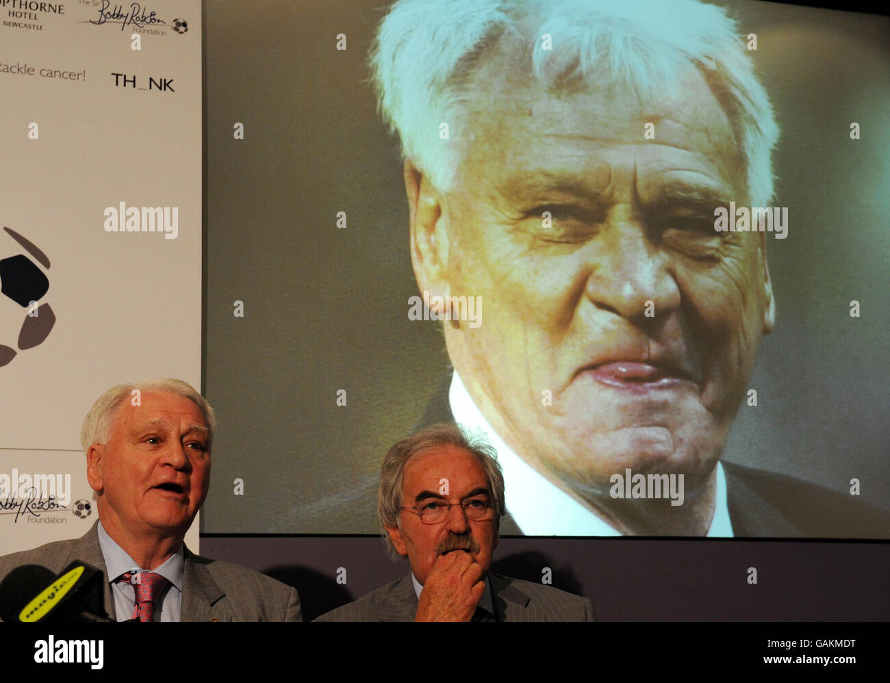 Sir Bobby Robson (à gauche), qui lutte contre le cancer lui-même, aujourd'hui, lors du lancement de la Fondation Sir Bobby Robson en photo avec des Lynham. La fondation se concentrera sur la détection précoce et le traitement de la maladie. Banque D'Images