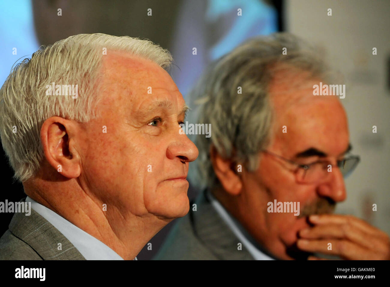 Sir Bobby Robson (à gauche), qui lutte contre le cancer lui-même, aujourd'hui, lors du lancement de la Fondation Sir Bobby Robson en photo avec des Lynham. La fondation se concentrera sur la détection précoce et le traitement de la maladie. Banque D'Images