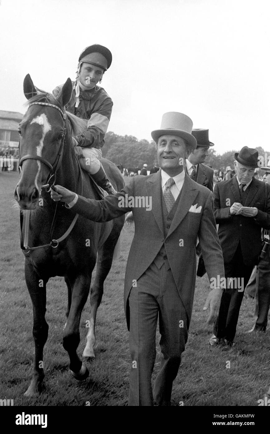 Grundy, formé en anglais, dirigé par son heureux propriétaire italien, le Dr Carlo Vittadini, après avoir remporté le plus riche concours Epsom derby aujourd'hui. Grundy avait gagné une victoire décisive sur Nobilary français en fianlage, avec Hunza Dancer troisième. Banque D'Images