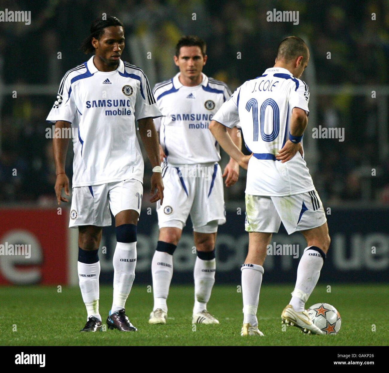 Didier Drogba (à gauche), Frank Lampard (au centre) et Joe Cole de Chelsea sont tombés après que Luis Edu Dracena, de Fenerbahce, ait terminé son deuxième but lors du match de la finale de la Ligue des Champions au stade Sukru Saracoglu, à Istanbul. Banque D'Images Didier Drogba (à gauche), Frank Lampard (au centre) et Joe Cole de Chelsea sont tombés après que Luis Edu Dracena, de Fenerbahce, ait terminé son deuxième but lors du match de la finale de la Ligue des Champions au stade Sukru Saracoglu, à Istanbul. Banque D'Images