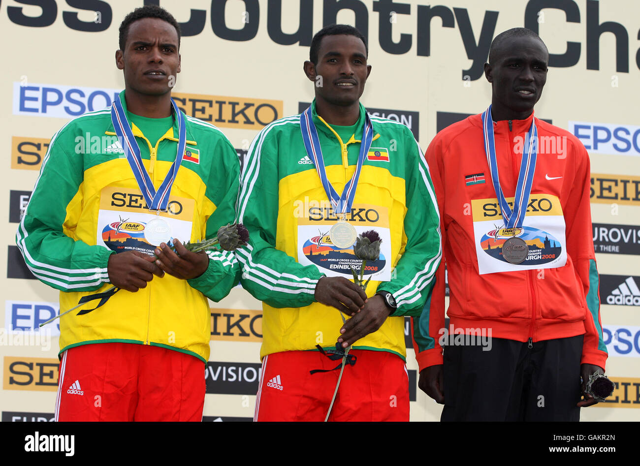 Ibrahim Jeilan (au centre) d'Éthiopie avec sa médaille d'or à l'épreuve masculine junior, Ayele Abshero (à gauche) d'Éthiopie avec de l'argent et Lucas Kimeli Rotich du Kenya avec du bronze lors des Championnats du monde de cross-country de l'IAAF à Holyrood Park, Édimbourg. Banque D'Images