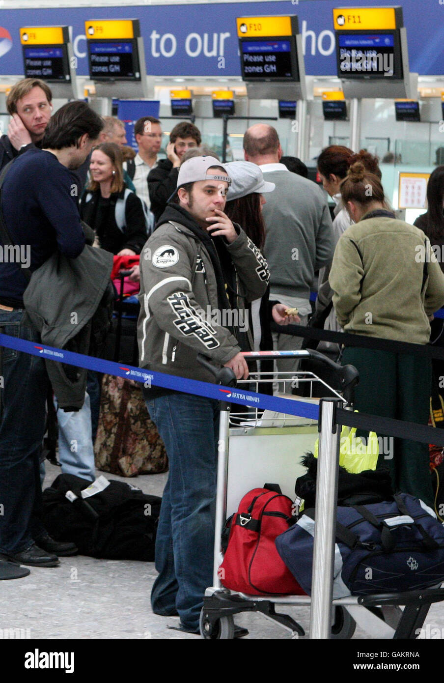 Les passagers attendent dans le terminal 5 de l'aéroport d'Heathrow après que le temps froid ait retardé les vols à destination de l'aéroport. Banque D'Images