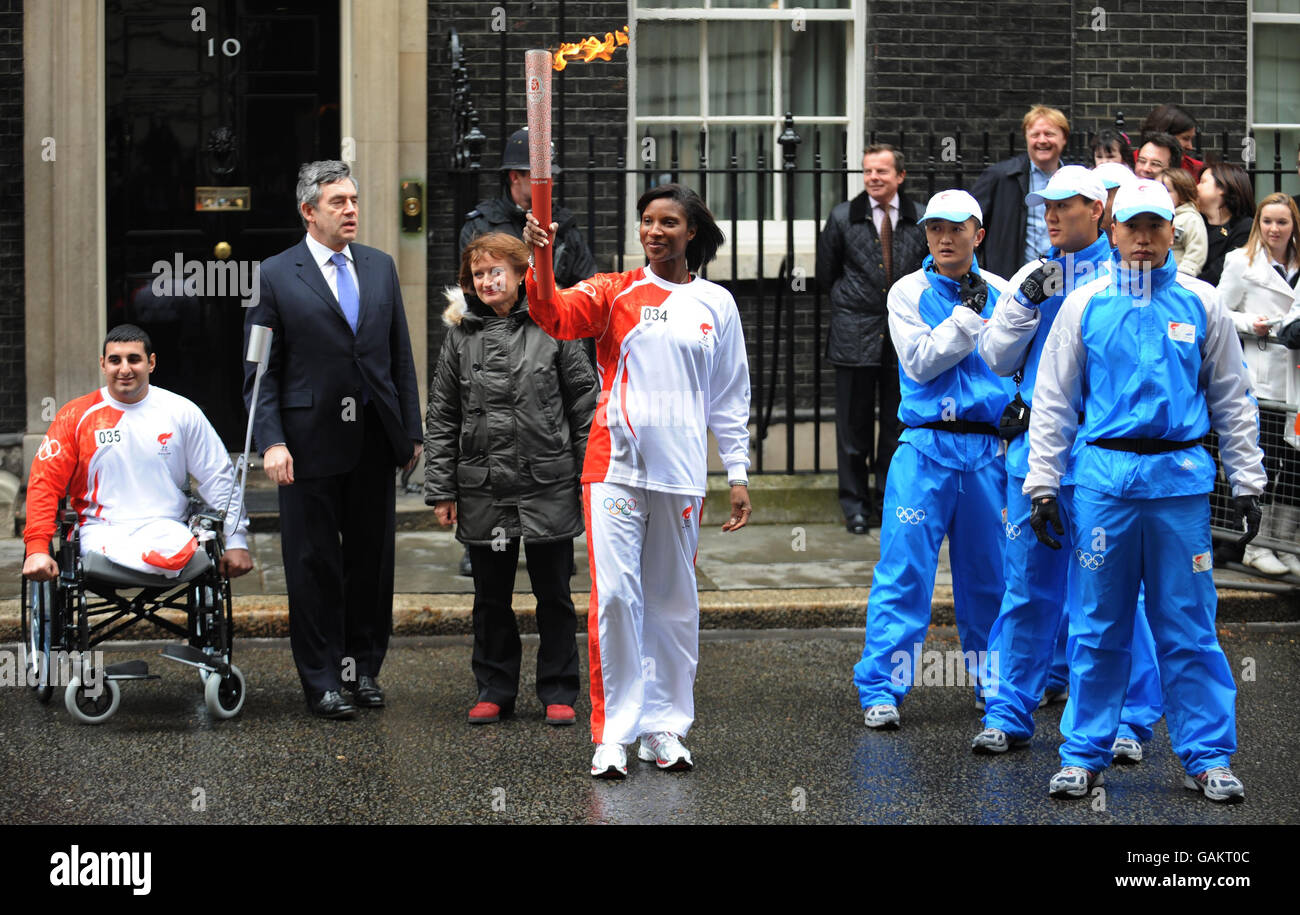 De gauche à droite. Ali Jawad, premier ministre Gordon Brown, ministre des Jeux Olympiques Tessa Jowell et Denise Lewis, athlète britannique, tenant la torche olympique, Extérieur 10 Downing Street Downing Street pendant une partie de son voyage à travers Londres sur son chemin à l'éclairage du chaudron olympique à l'O2 Arena à Greenwich. Banque D'Images