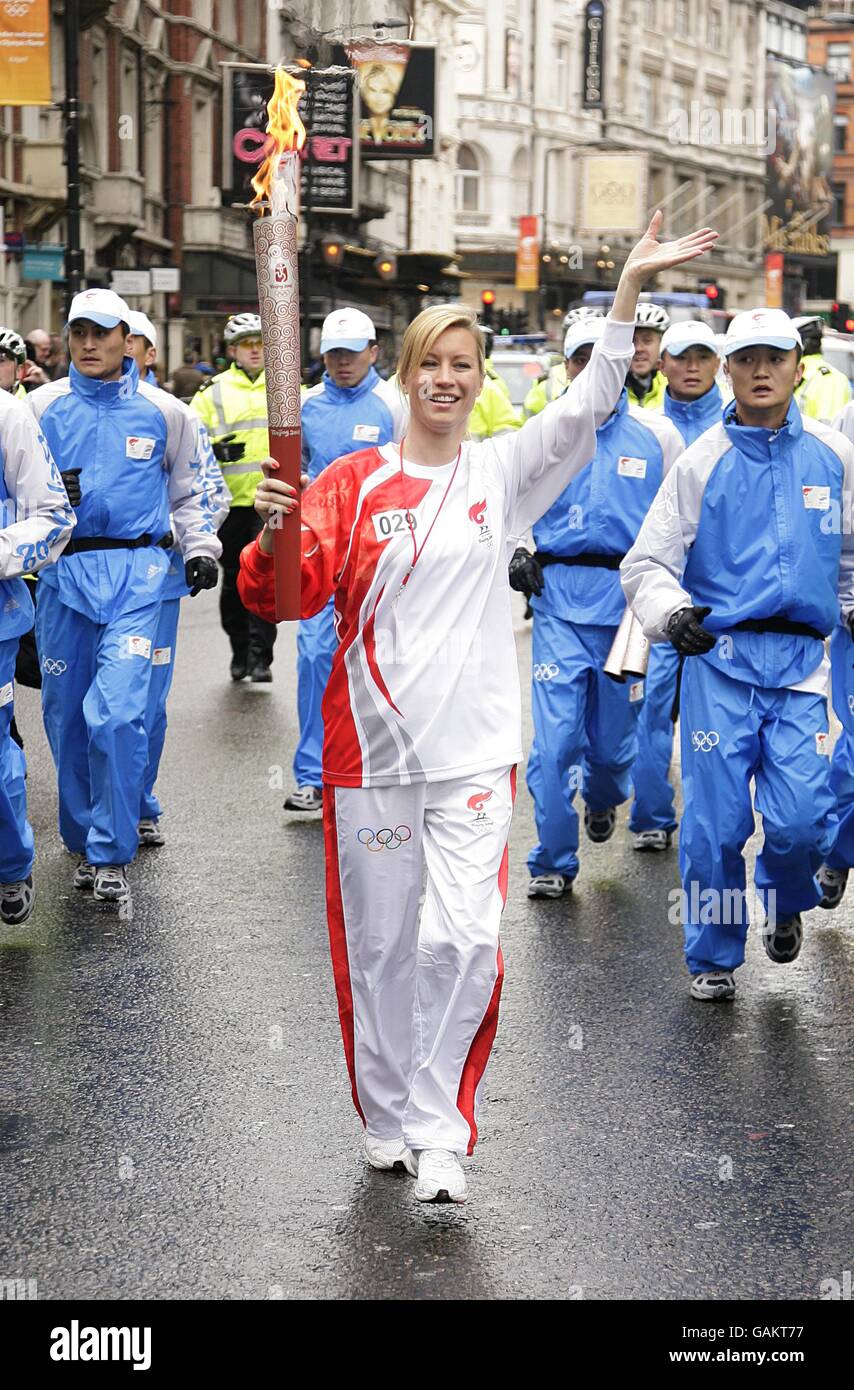 Denise Van Outen court vers Picadilly Circus pendant le relais de la torche des Jeux Olympiques de Beijing à Londres. Banque D'Images