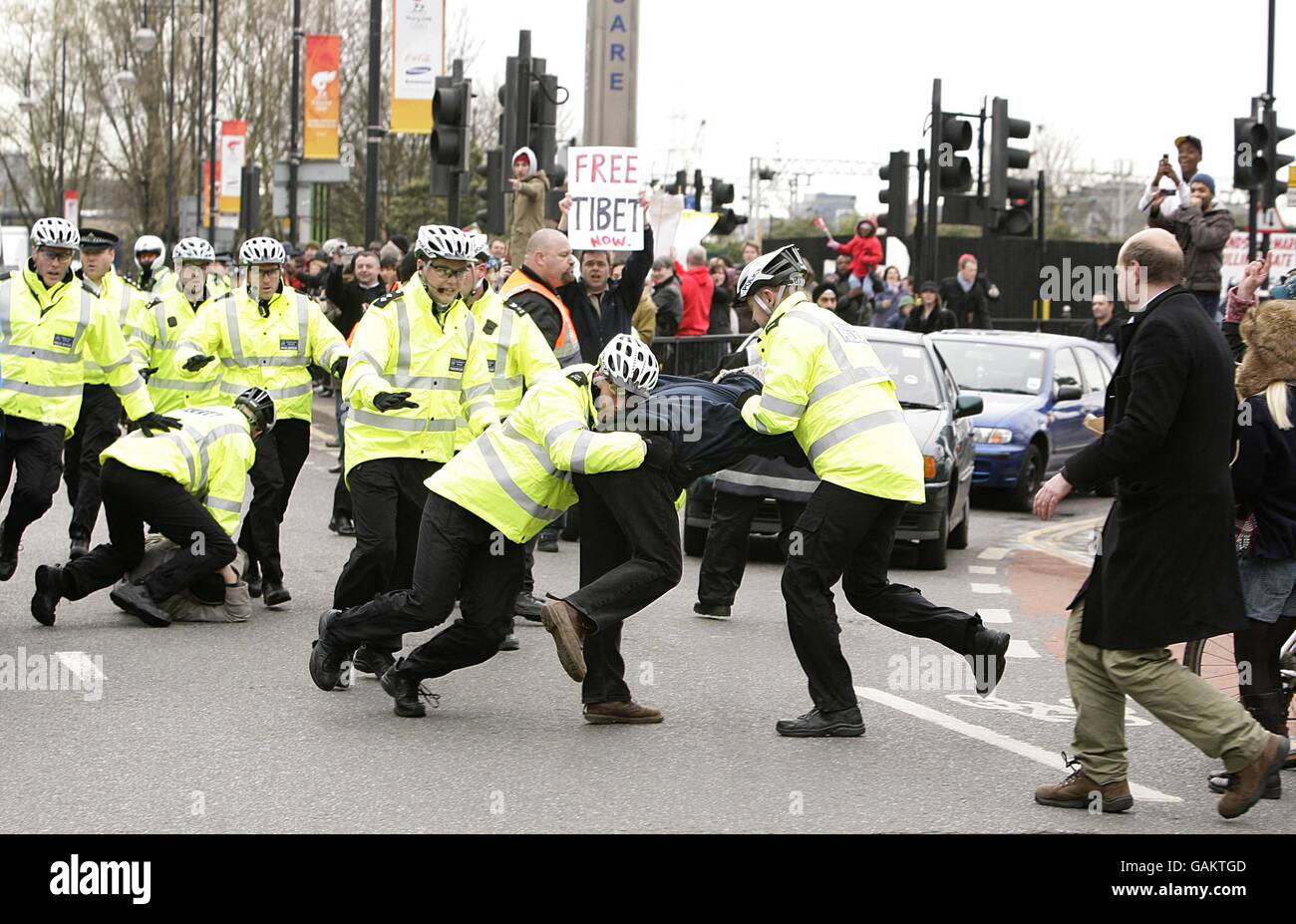 La police s'attaque aux manifestants lors du relais de la torche des Jeux Olympiques de Beijing à Londres. Banque D'Images