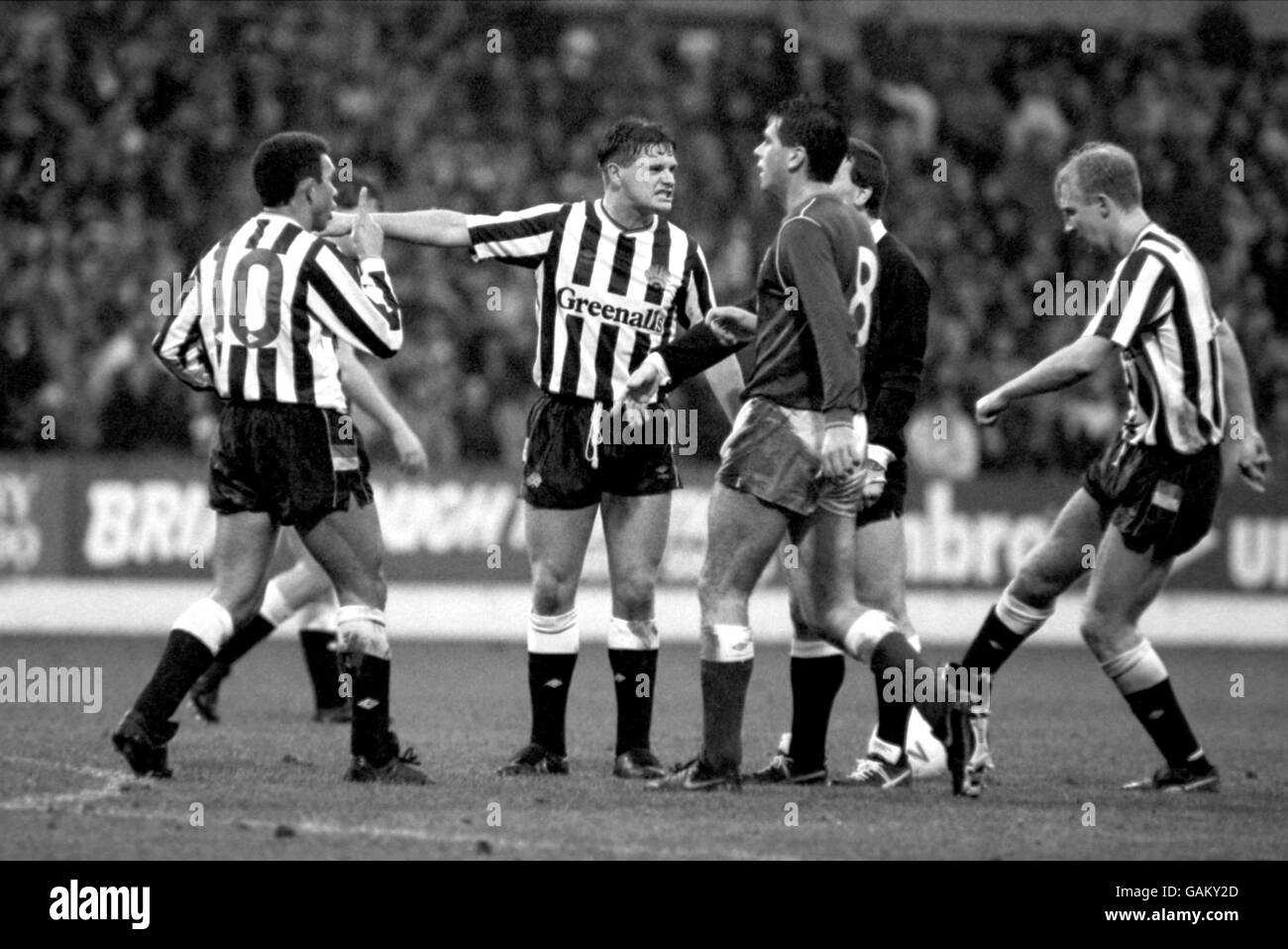 Football - Barclays League Division One - Nottingham Forest / Newcastle United - City Ground.Mirandinha (l) et Paul Gascoigne (deuxième l) de Newcastle United soutiennent l'arbitre après qu'il leur a accordé un coup de pied libre Banque D'Images