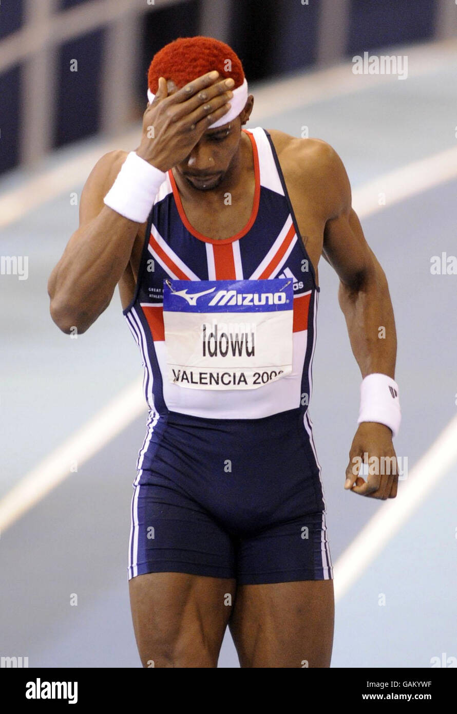 Le Phillips Idowu de Grande-Bretagne réagit après avoir remporté l'or lors de la Triple Jump final masculine lors des Championnats du monde en salle de l'IAAF au Palau Velodromo Luis Puig à Valence, Espagne. Banque D'Images