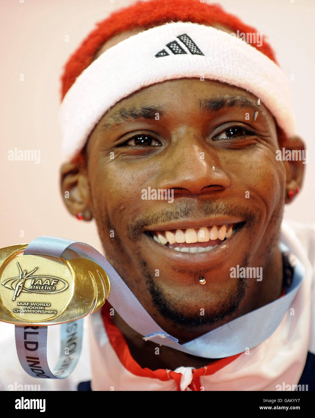 Phillips Idowu en Grande-Bretagne célèbre avec sa médaille après avoir remporté l'or à la Triple Jump final hommes lors des Championnats du monde en salle de l'IAAF au Palau Velodromo Luis Puig à Valence, Espagne. Banque D'Images