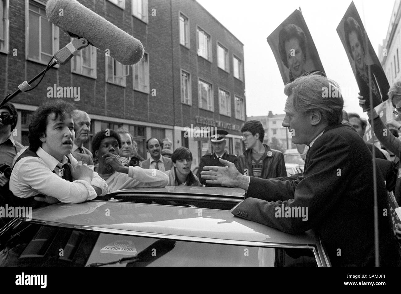 Le secrétaire d'État à la Défense, Michael Heseltine, fait un point sur un groupe de jeunes lors de son tour de passe électoral à Southampton, dans le Hampshire. Banque D'Images
