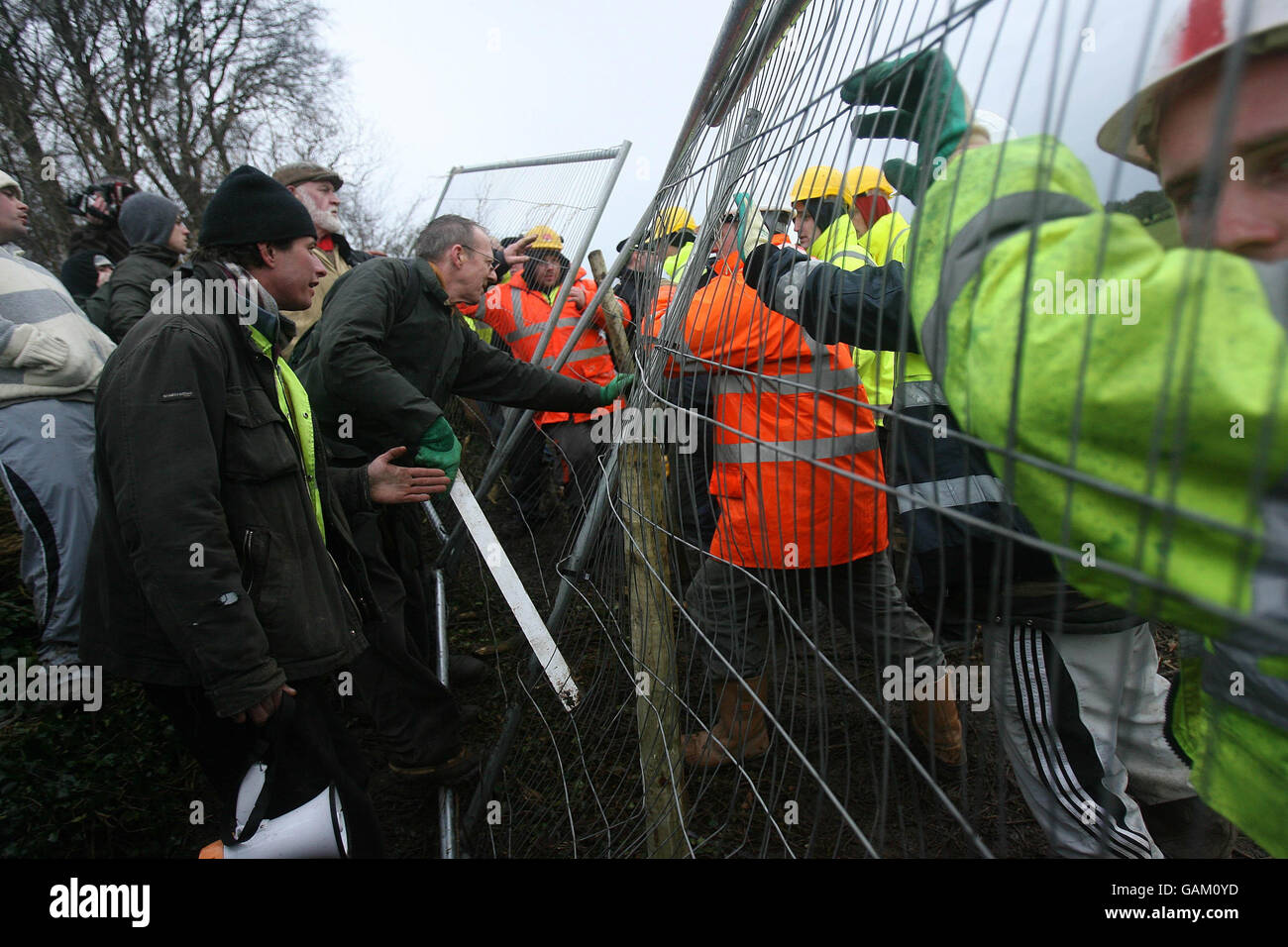 Des manifestants se sont affrontés avec des agents de sécurité sur le site de l'autoroute M3 à Rath Lugh, à Co Meath. Banque D'Images