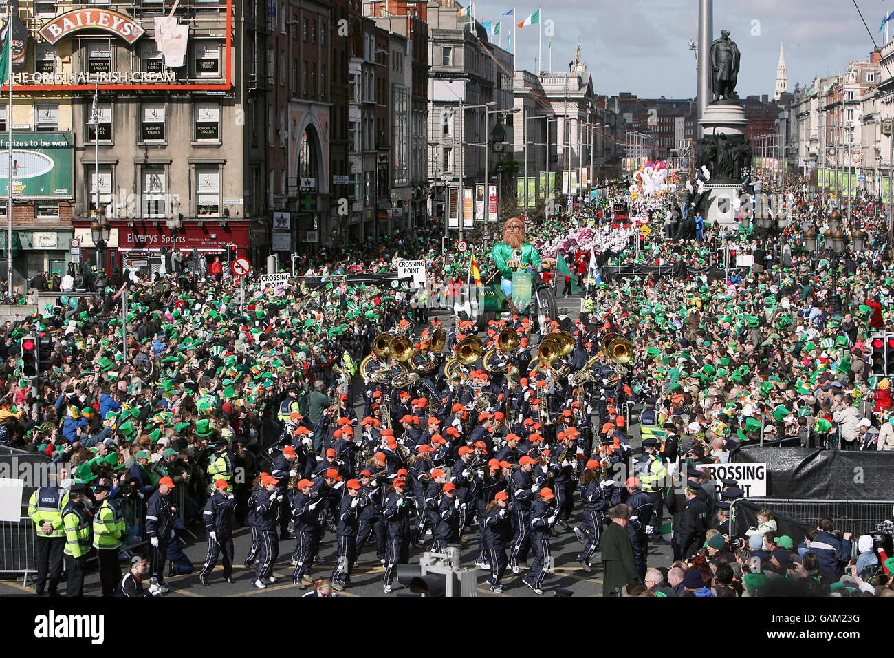 Coutumes et traditions - Saint Patrick - Dublin.Des milliers de personnes se rassemblent dans le centre-ville de Dublin pour la parade annuelle de la Saint Patrick. Banque D'Images