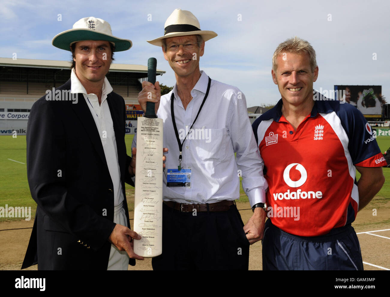 Le capitaine d'Angleterre Michael Vaughan présente une chauve-souris spéciale à Christopher Martin-Jenkins, correspondant du Cricket du Times qui prend sa retraite après 35 ans, avec l'entraîneur Peter Moores (à droite) avant le début du 3e test entre l'Angleterre et la Nouvelle-Zélande à McLean Park, Napier, en Nouvelle-Zélande. Banque D'Images