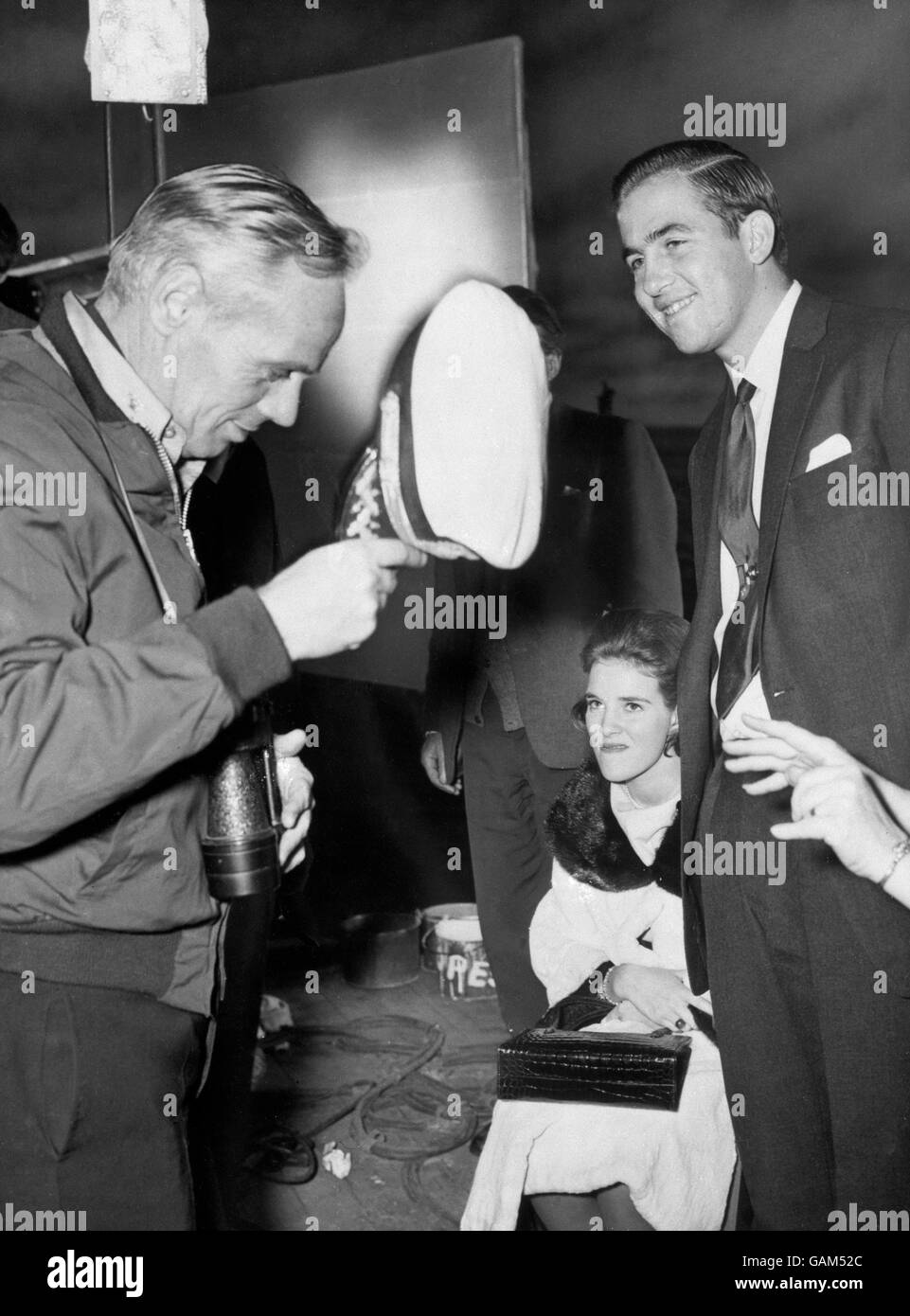 Le roi Constantine de Grèce et la reine Anne Marie de 18 ans obtiennent un sur le plateau [ de l'acteur Richard Widmark dans l'uniforme d'un capitaine de la marine des États-Unis à Shepperton Studio. Le Royal grec observait l'incident de Bedford de Columbia et rencontrait quelques-unes des stars. Banque D'Images