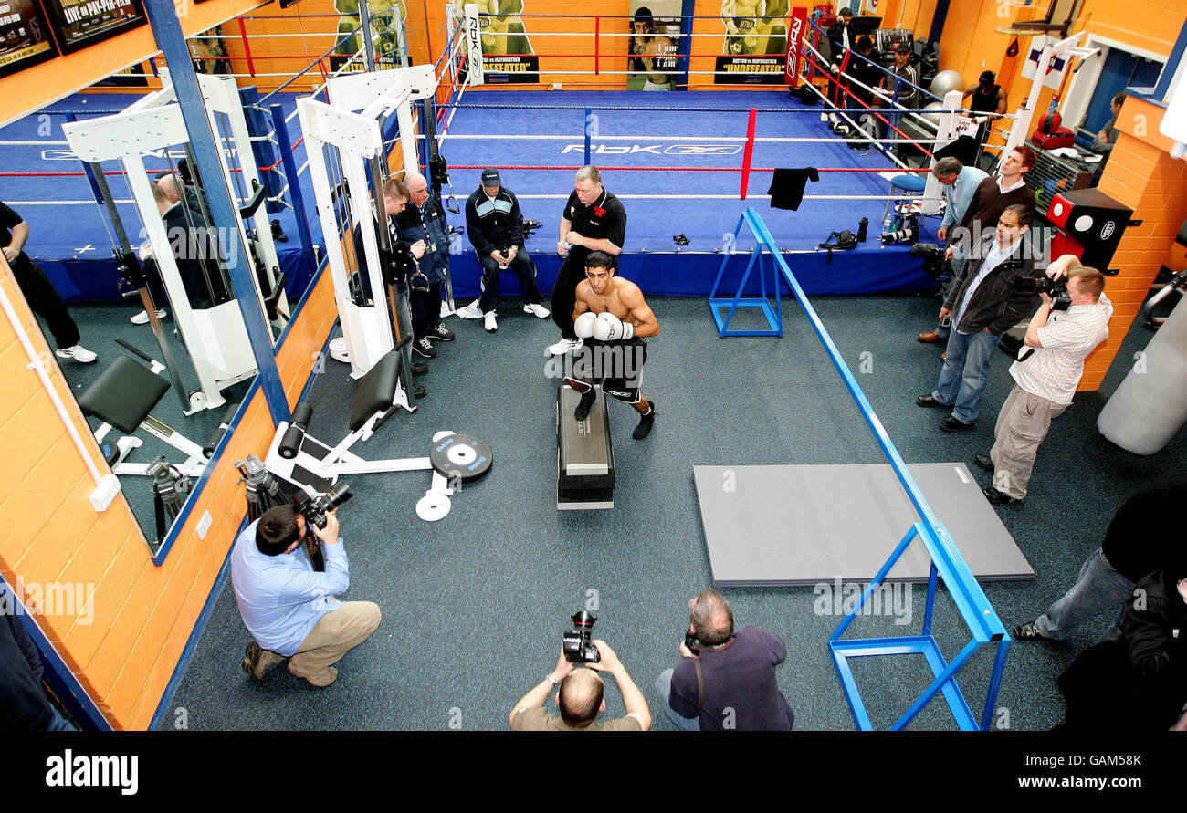 Amir Khan est le centre d'attention lors d'un travail de presse au centre communautaire de gants, Bolton. Banque D'Images