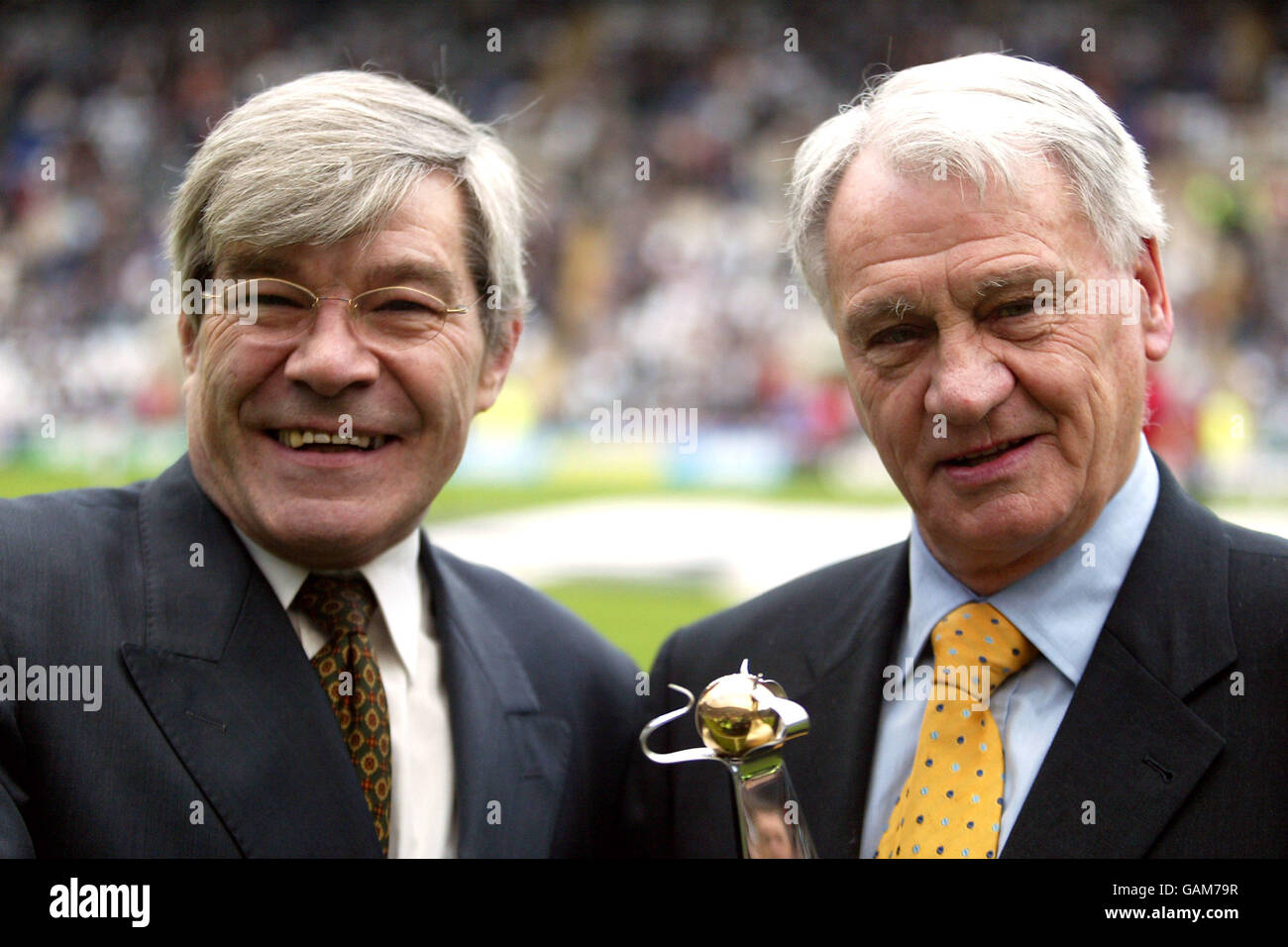 Soccer - FA Barclaycard Premiership - Newcastle United / Arsenal.Bobby Robson (r), gérant de Newcastle United, et Malcolm MacDonald (l), ancien joueur Banque D'Images