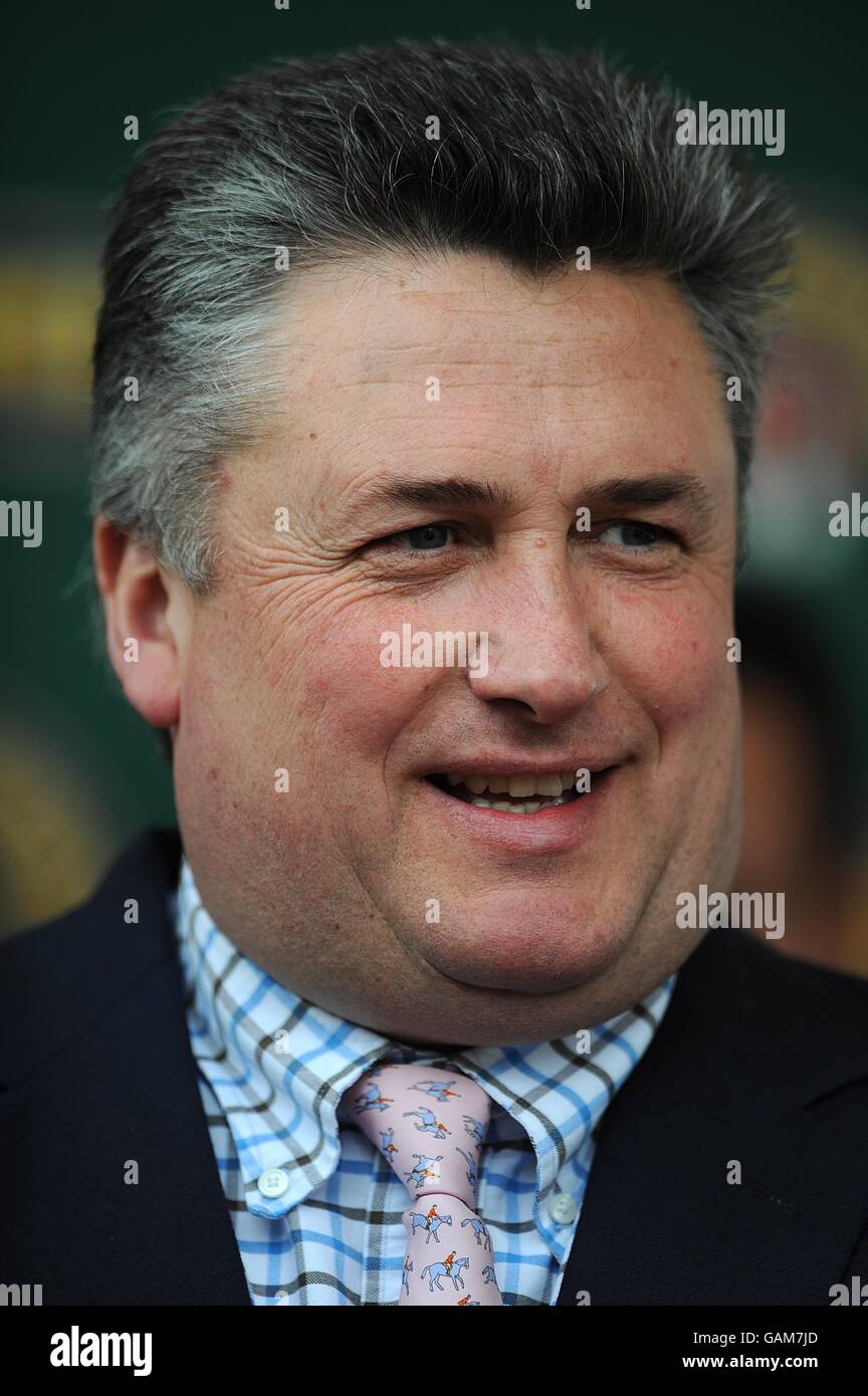 L'entraîneur Paul Nicholls après avoir remporté le Chase des novices de Mildmay de John Smith avec Big Buck's, à l'hippodrome d'Aintree. Banque D'Images