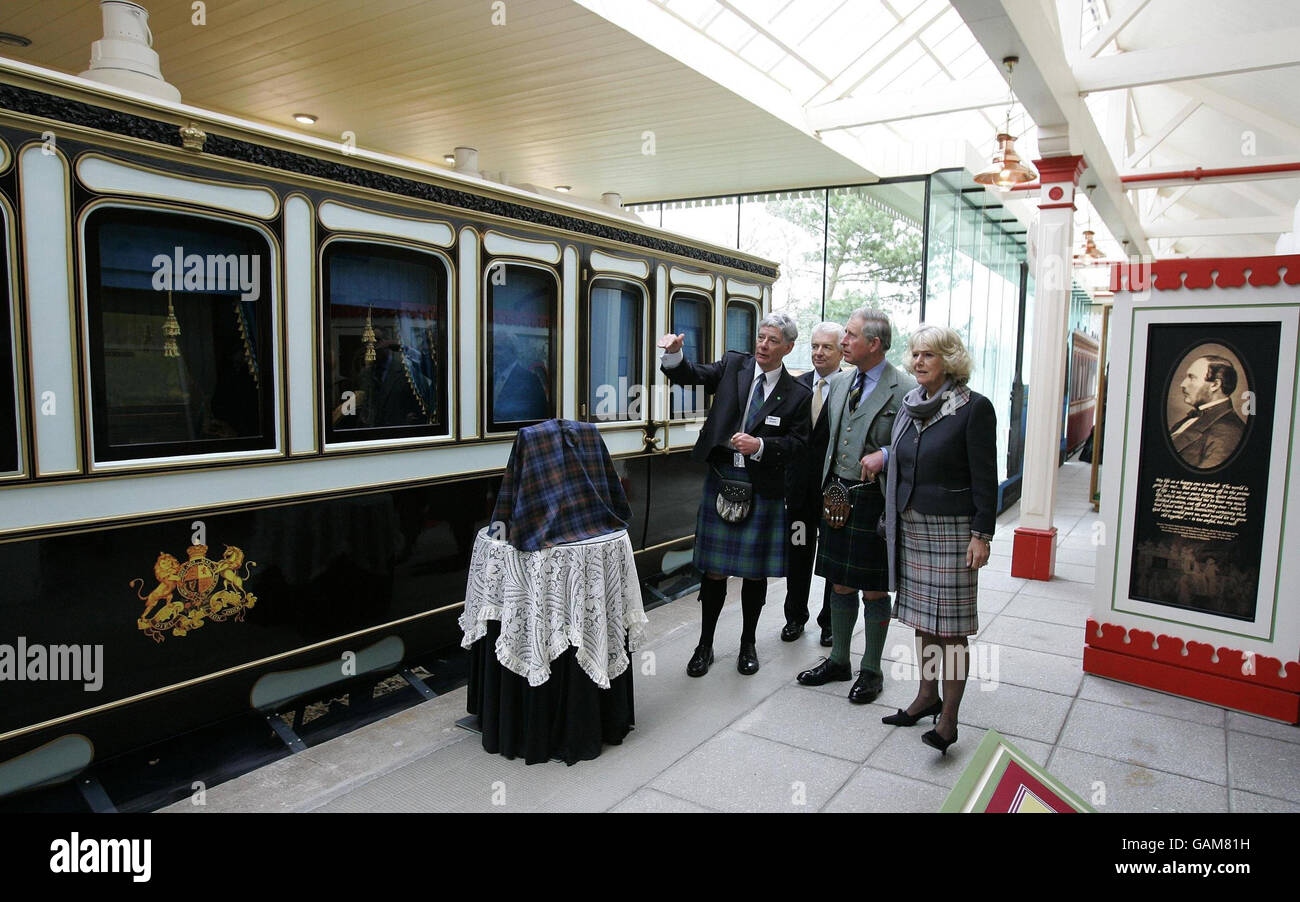 Le Prince de Galles et la Duchesse de Cornwall recevant une discussion du personnel ferroviaire sur la reproduction du chemin de fer victorien qui a été récemment construit. Banque D'Images