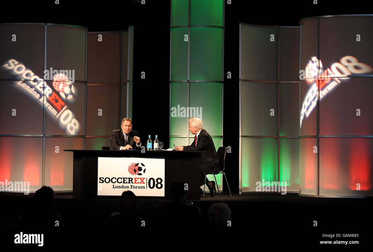 Gerard Houllier, directeur technique de la fédération française de football, s'entretient avec Jeff Powell du Daily Mail à Soccerex, London Forum, Wembley Stadium. Banque D'Images