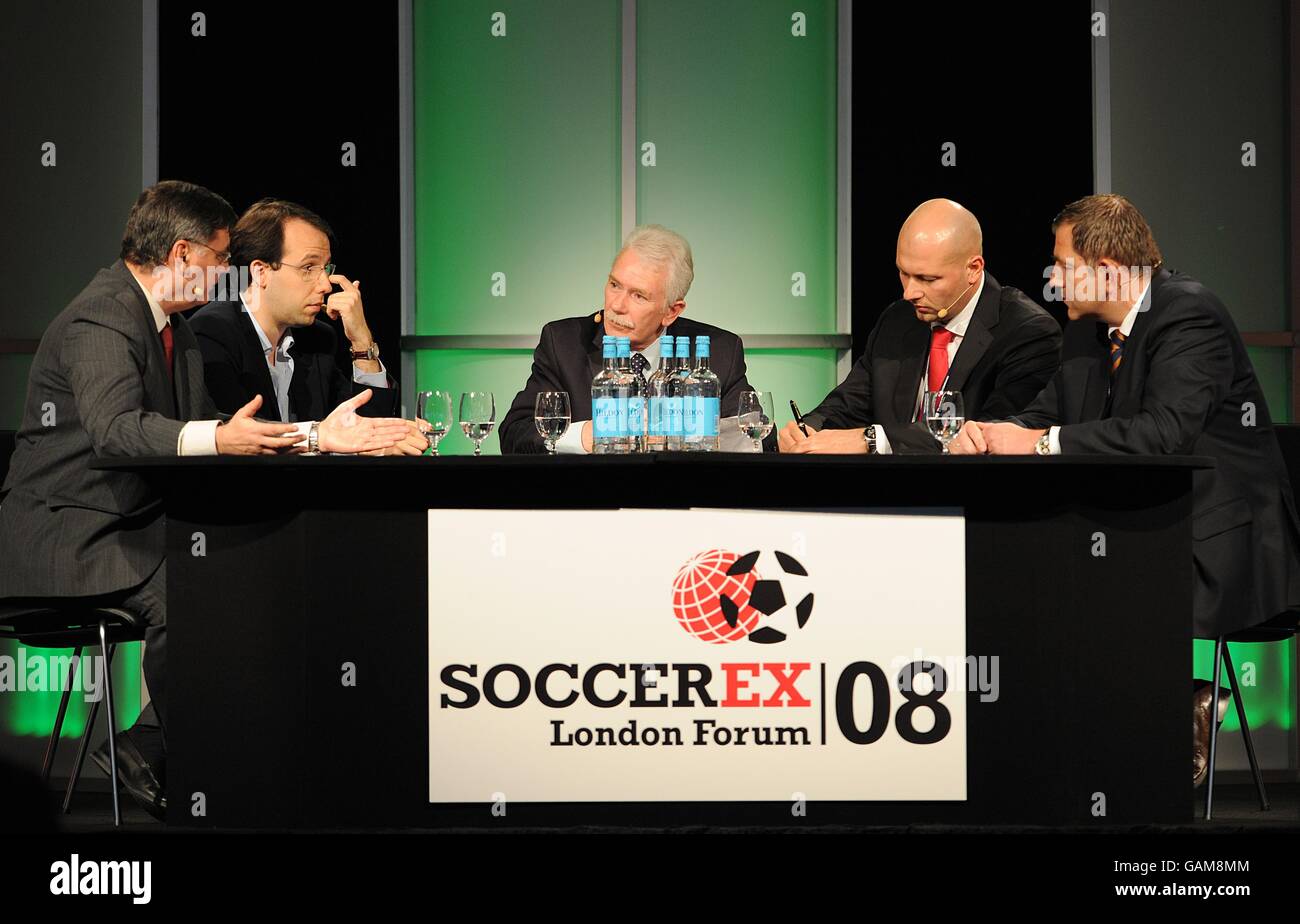 l-r; Francisco Roca Perez, PDG, Liga Nacional de Futbol Profesional (Espagne), Tiago Craveiro, GS & Marketing Director, Liga Portuguesa de Futebol Profissional (Portugal), Rogan Taylor, Directeur de F.I. .G, Liverpool University (caché), Wojtek Dobrzynski, Marketing Director, Ekstrabol Taylor, et Tom Benzeran (Allemagne), Directeur de la communication, Socklasa (Pologne). Forum de Londres, stade Wembley. Banque D'Images