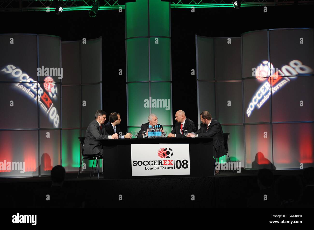 l-r; Francisco Roca Perez, PDG, Liga Nacional de Futbol Profesional (Espagne), Tiago Craveiro, GS & Marketing Director, Liga Portuguesa de Futebol Profissional (Portugal), Rogan Taylor, Directeur de F.I. .G, Liverpool University (caché), Wojtek Dobrzynski, Marketing Director, Ekstrabol Taylor, et Tom Benzeran (Allemagne), Directeur de la communication, Socklasa (Pologne). Forum de Londres, stade Wembley. Banque D'Images