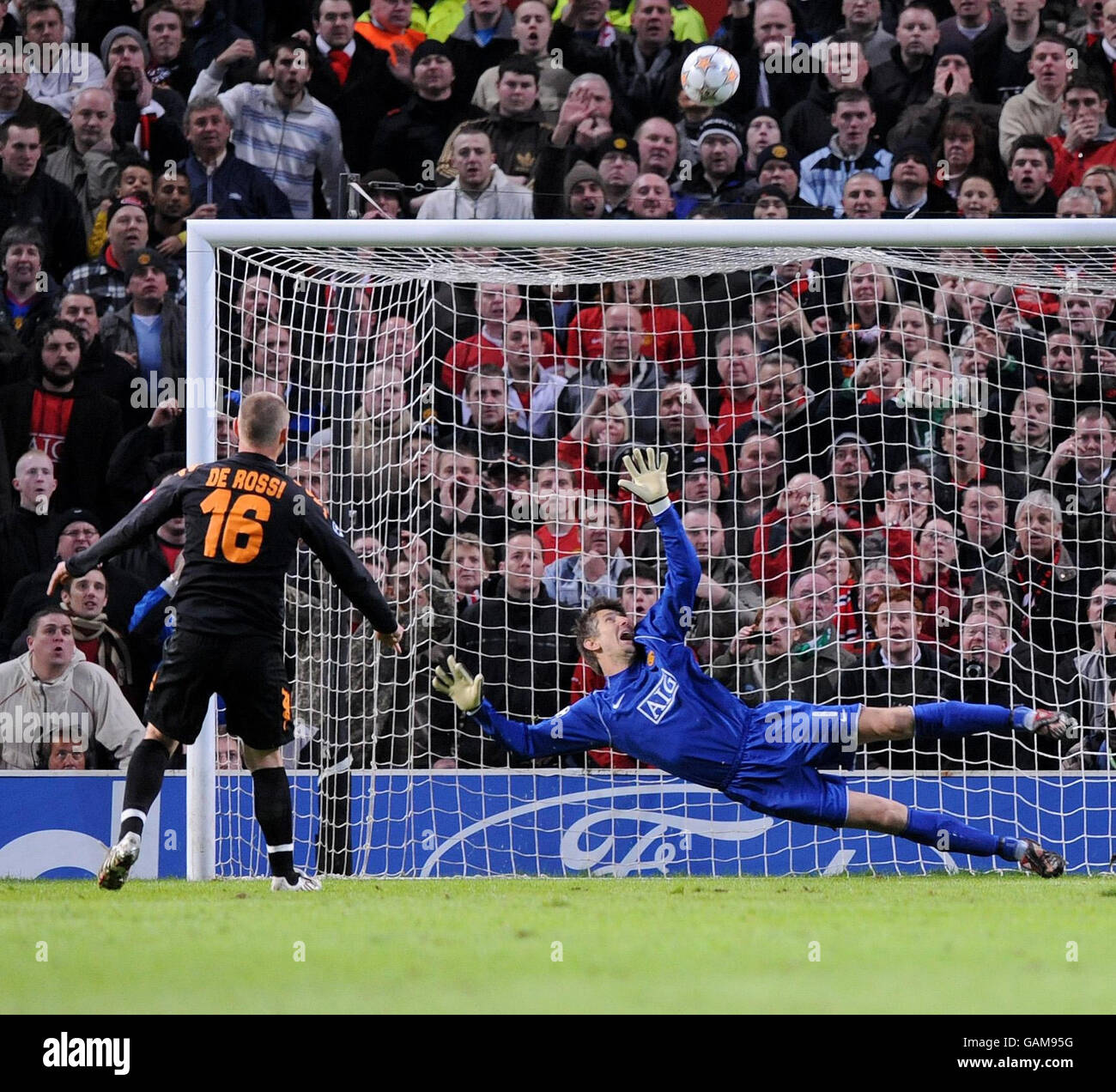 Daniele de Rossi, de Roma, a fait une pénalité au-dessus du bar lors du match de la Ligue des champions de l'UEFA, du quart de finale et de la deuxième jambe à Old Trafford, Manchester. Banque D'Images