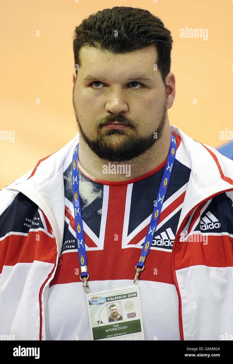 Le Shotputter de Grande-Bretagne Carl Myerscough quitte le stade après avoir échoué à se qualifier pour la finale lors des Championnats du monde en salle de l'IAAF au Palau Velodromo Luis Puig à Valence, Espagne. Banque D'Images