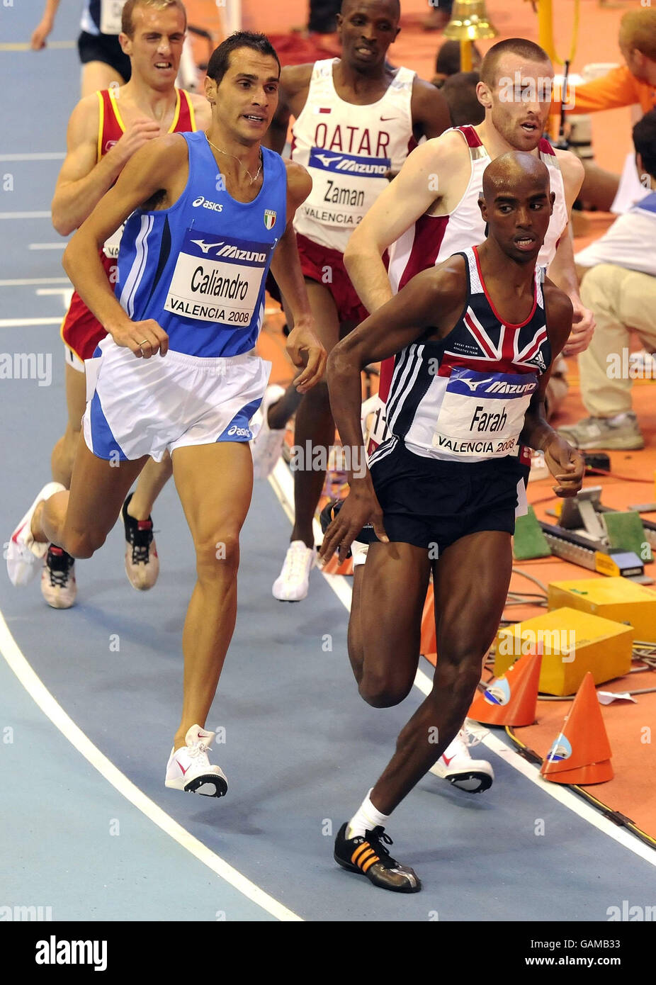 Mo Farah, en Grande-Bretagne, termine troisième dans sa chaleur de l'événement de 3000m pour se qualifier pour la prochaine partie lors des Championnats du monde en salle de l'IAAF au Palau Velodromo Luis Puig à Valence, Espagne. Banque D'Images