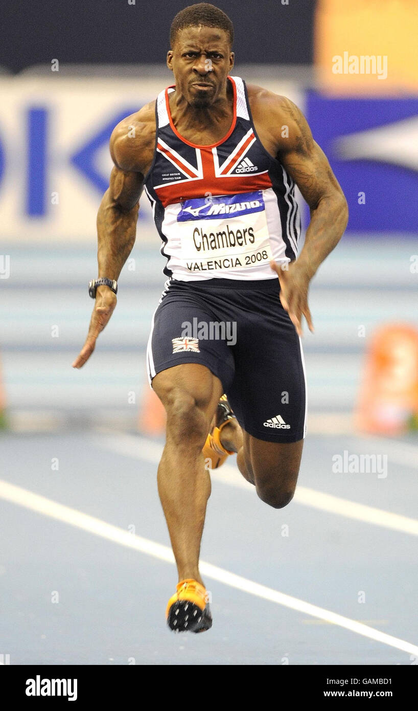 Les Dwain Chambers de Grande-Bretagne se lancent dans l'épreuve pour gagner sa demi-finale de l'événement mens 60M lors des Championnats du monde en salle de l'IAAF au Palau Velodromo Luis Puig à Valence, Espagne. Banque D'Images