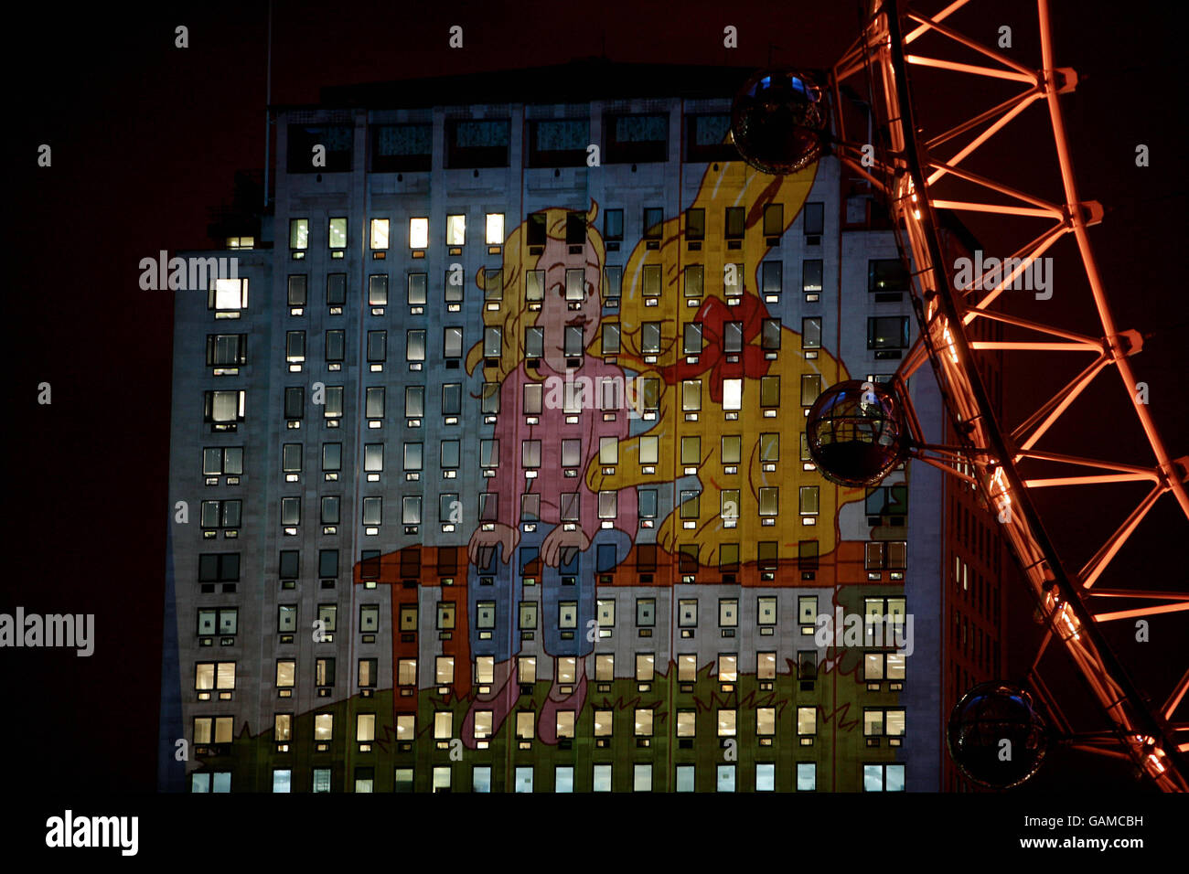 PHOTO AUTONOME. Des images d'un livre d'histoire pour enfants sont projetées par le célèbre artiste phare suisse Gerry Hofstetter sur le Shell Building de Londres, recueillant de l'argent pour Childline pendant la période de Pâques. Banque D'Images