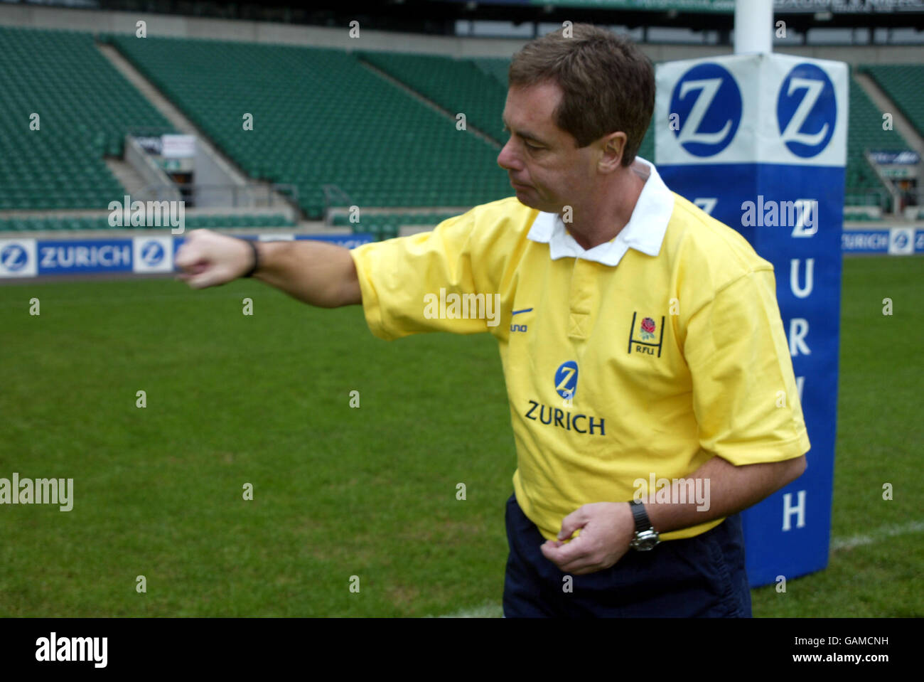 Rugby Union - signaux de l'arbitre.Soutenir l'adversaire en tirant dessus Banque D'Images