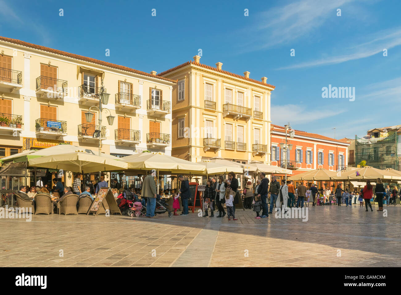 Nauplie, Grèce 27 décembre 2015. Les personnes bénéficiant de leur temps libre à la place Syntagma à Nauplie en Grèce. Banque D'Images