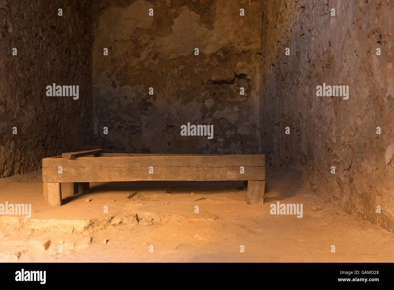 Nauplie, Grèce, 28 décembre 2015. Ancien lit en bois à l'intérieur de l'ancienne cellule de prison au château de Palamidi à Nauplie, Grèce. Banque D'Images