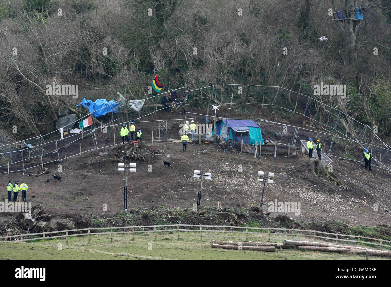 Une vue générale de la tente en dessous de laquelle un manifestant s'est enterré pour protéger les restes du fort de Rath Lugh sur le site de l'autoroute M3 à Rath Lugh à Co Meath. Lisa Feeney, diplômée en psychologie, connue sous le nom de Squeak, s'est érigée à l'intérieur d'une chambre construite au fond d'un tunnel de 33 pieds. Banque D'Images