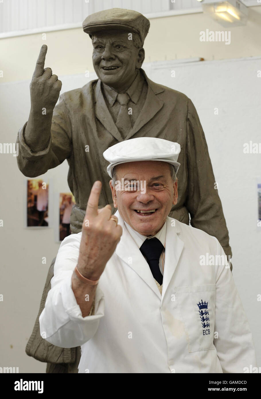 Ancien juge-arbitre international Dickie Bird à côté d'une sculpture en argile de lui-même créée par le sculpteur Graham Ibbeson au Barnsley College, Barnsley. La sculpture sera moulée en bronze et exposée dans le centre-ville de Barnsley. Banque D'Images