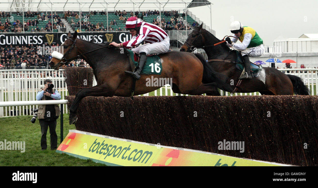 Tiger Cry, monté par Davy Russell, remporte la dernière avance d'Andreas monté par Ruby Walsh pour remporter le Johnny Henderson Grand Annual Steeple Chase lors du Cheltenham Festival à l'hippodrome de Cheltenham. Banque D'Images