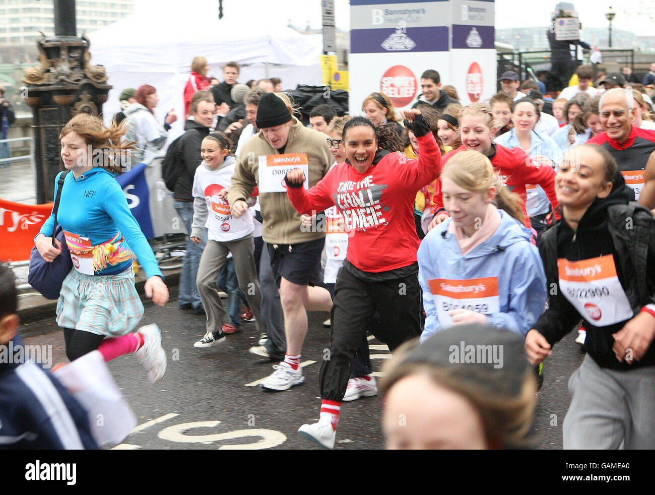 London Sainsburys Sport relief Mile - Londres.Boris Johnson se prépare à courir le London Sainsburys Sport relief Mile sur Victoria Embankment, Londres. Banque D'Images