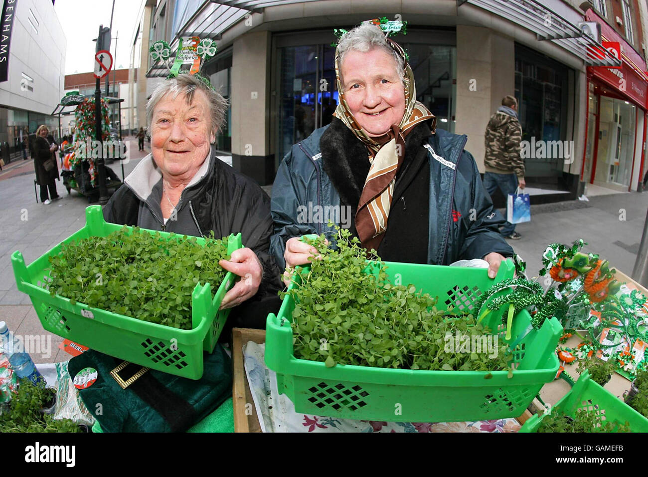 (De gauche à droite) les vendeurs de Shamrock Teresa Malone et Mary O'Brain dans la rue Henry de Dublin alors que la ville se prépare à célébrer la Saint Patrick demain. Banque D'Images