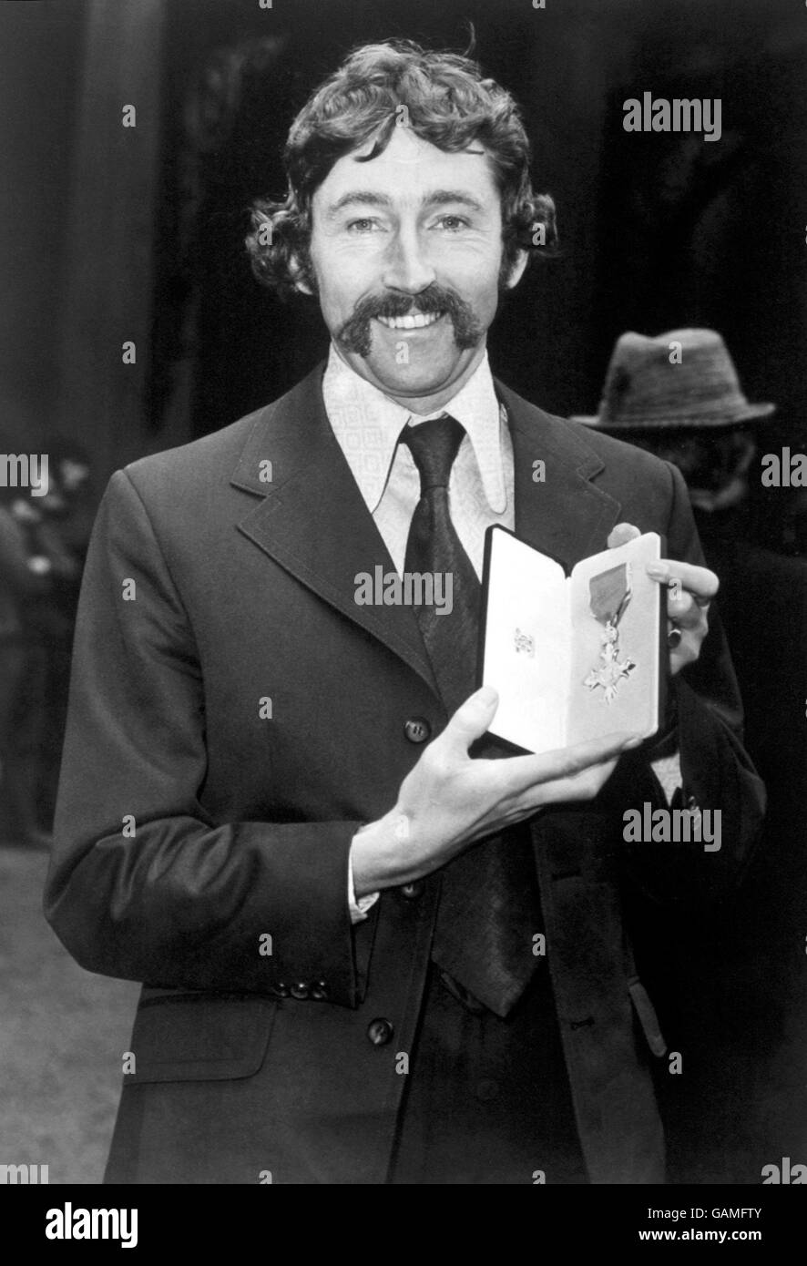 Ron Hill, coureur de marathon, montre son OBE à l'extérieur de Buckingham Palais Banque D'Images