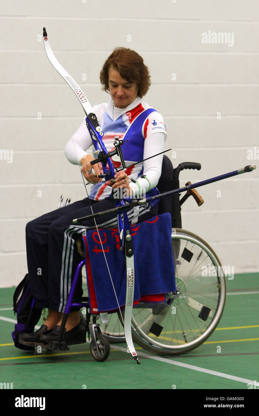 Tir à l'arc - Association paralympique britannique - formation - Centre sportif national de Lilleshall. Kathy Critchlow-Smith, équipe Grande-Bretagne Banque D'Images