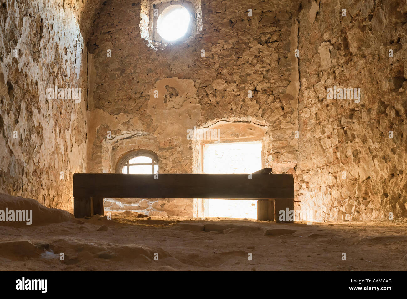 Ancien lit en bois à l'intérieur de l'ancienne cellule de prison au château de Palamidi à Nauplie, Grèce. Banque D'Images