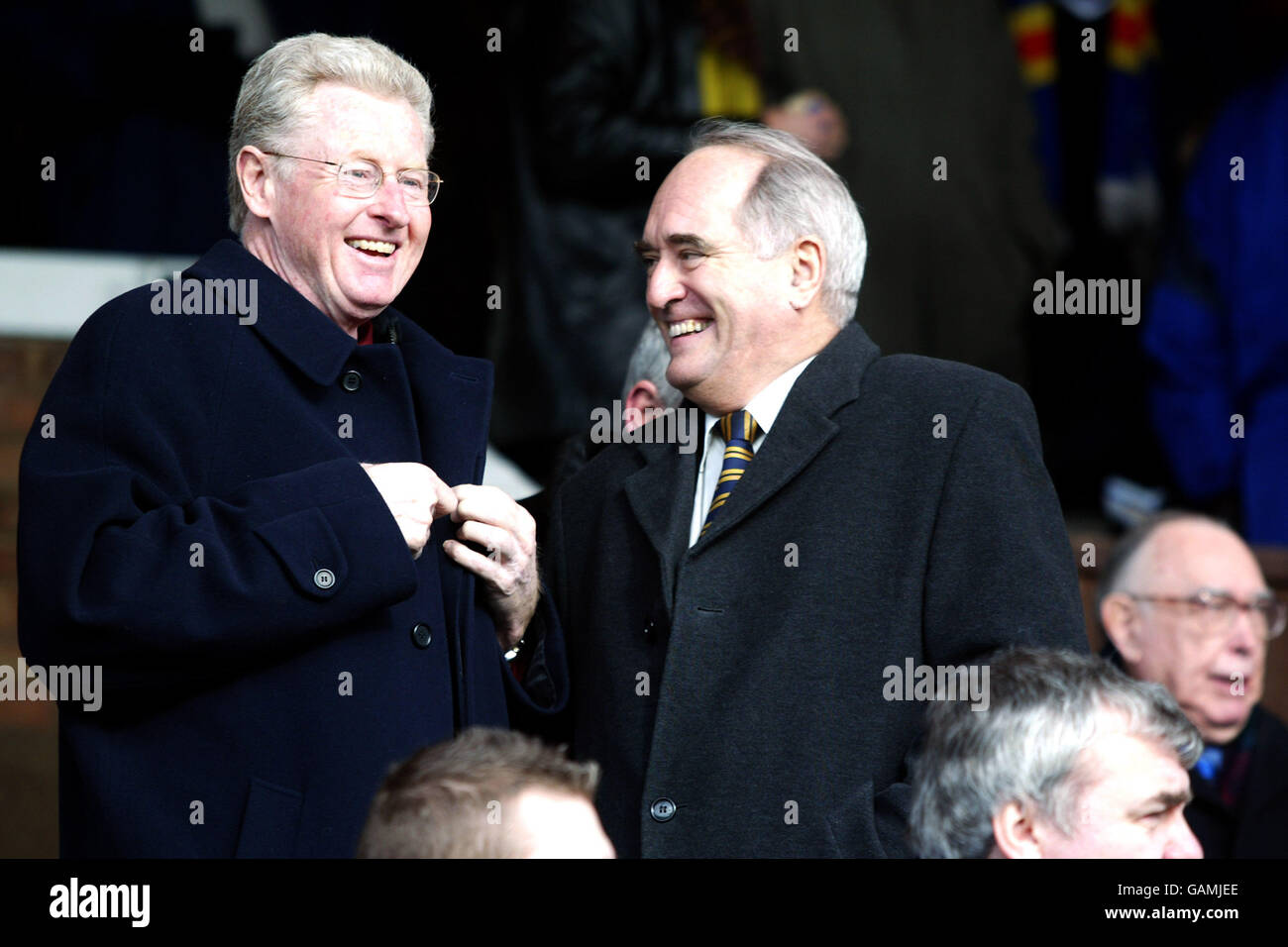 De gauche à droite : Graham Kelly et Sir Brian Mawhinney le nouveau président de la ligue de football regarde le match Peterborough United contre Luton Town Banque D'Images