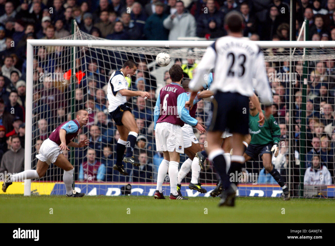 Soccer - FA Barclaycard Premiership - West Ham United / Liverpool.Le Milan Baros de Liverpool marque le premier but Banque D'Images