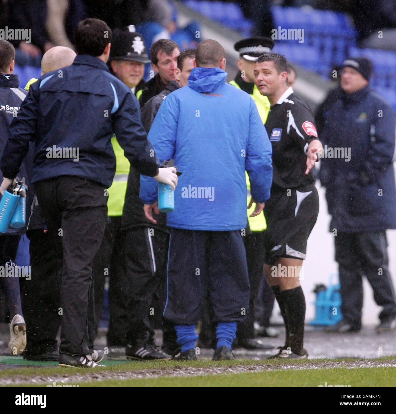 L'arbitre Ian Williamson (à droite) parle à Simon Davies, directeur de Chester, alors qu'il abandonne le match de la Coca-Cola League Two en raison des conditions humides au Deva Stadium, à Chester. Banque D'Images