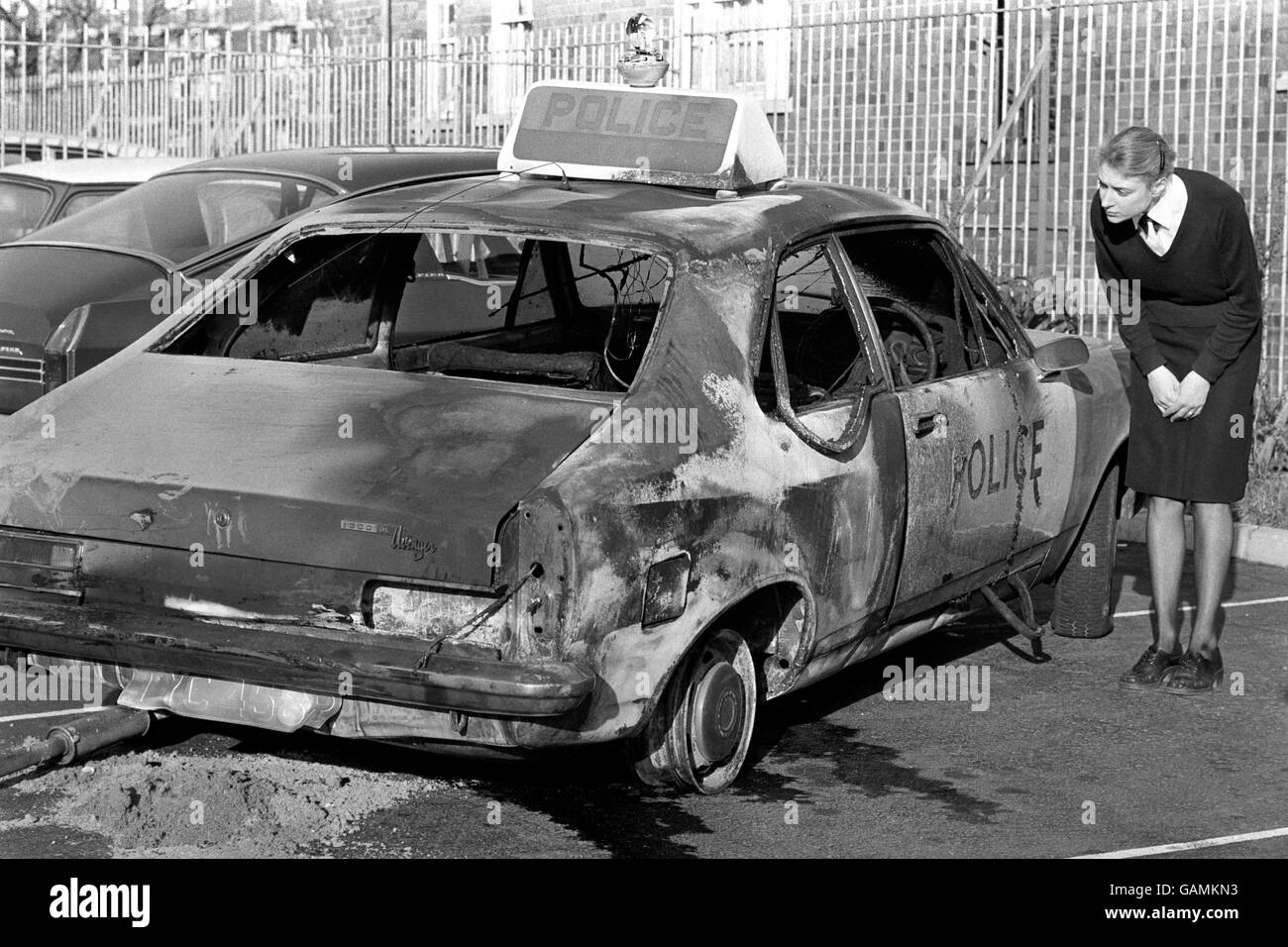 Le centre des pièces de garantie Linda Cooper examine une voiture de panda brûlée au poste de police de Trinity Road à Bristol à la suite des émeutes au cours desquelles au moins 19 policiers ont été blessés. Des magasins ont été pillés, des bâtiments et des voitures ont été incendiés et des batailles ont eu lieu entre la police et des centaines de jeunes noirs. La violence a éclaté après un raid de la police sur le café Black and White dans le quartier de St Paul. Banque D'Images