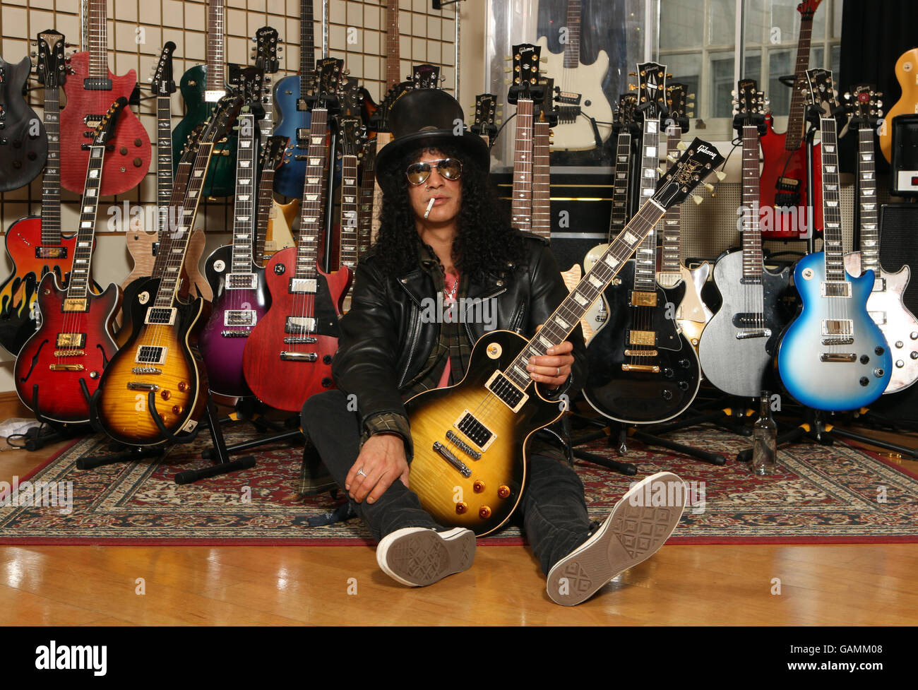 Slash participe au lancement de ses guitares Gibson et Epiphone SLASH les  Paul, édition limitée, aux studios Gibson Guitar, dans le centre de Londres  Photo Stock - Alamy