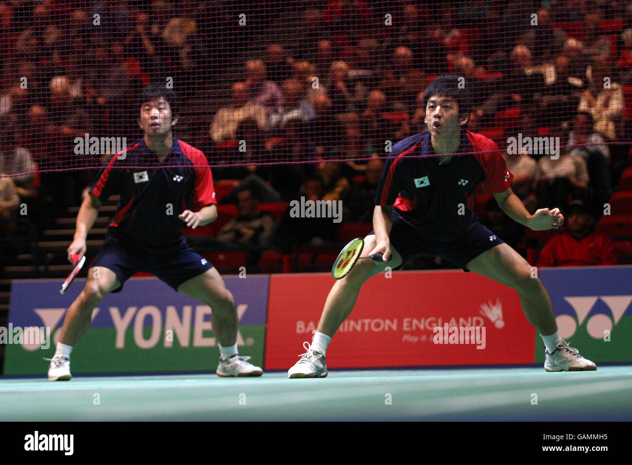 Jung Jae Sung et Lee Yong DAE (r) en action pendant leur double match. Banque D'Images